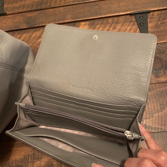 Michael Kors Large Gray Hobo with Wallet - Picture 3 of 6